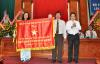 Bí thư Tỉnh ủy Trần Thế Ngọc trao bức trướng cho lãnh đạo Hội VH-NT tỉnh.
