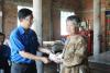 Anh Trần Thanh Nguyên thăm hỏi và tặng quà gia đình chính sách.