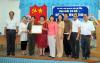 NSND Kim Quy trao bằng khen của trung ương hội cho Chi hội Nghệ sĩ múa Tiền Giang.