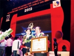 Ông Lê Thanh Khiêm, PGĐ Công ty Lương thực Tiền Giang (phải) và bà Trần Thị Tám, Phó TGĐ Công ty CP Dược phẩm Tiền Giang (đơn vị đạ giải Bạc) tại Lễ trao giải thưởng Chất lượng Quốc gia 2012.