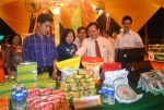 Ông Nguyễn Văn Khang, Chủ tịch UBND tỉnh và bà Vũ Kim Hạnh, Chủ tịch Hội Doanh nghiệp hàng Việt Nam chất lượng cao tham quan các gian hàng Hội chợ.