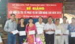 Ông Nguyễn Tấn Phong, Phó Giám đốc Sở VH-TT&DL trao Giấy chứng nhận cho học viên.