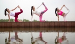 Các bà mẹ trẻ tập yoga nhân Ngày của Mẹ tại một công viên ở tỉnh Giang Tô, Trung Quốc. Nguồn: THX/TTXVN