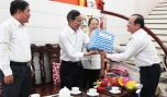 Ông Trần Thanh Đức, Phó Chủ tịch UBND tỉnh tặng quà chúc mừng ông Phan Văn Hà, nguyên Giám đốc Sở GD-ĐT, nguyên Phó Chủ tịch UBND tỉnh.