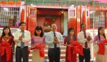 Ông Trần Thanh Đức, Phó Chủ tịch UBND tỉnh và các đại biểu cắt băng khánh thành Nhà lưu niệm Nhà giáo - Liệt sĩ Lê Thị Thiên.