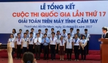 Em Nguyễn Lê Thanh Hương (hàng đầu, thứ 4 từ phải sang) nhận giải Nhất.