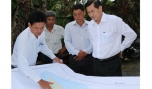 Ông Lê Văn Hưởng, Chủ tịch UBND tỉnh cùng lãnh đạo các sở, ngành tỉnh và lãnh đạo UBND huyện Cai Lậy làm việc với UBND xã Tân Phong.