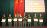 Đại tá Cao Văn Mĩa, Chính ủy Bộ Chỉ huy Quân sự tỉnh trao tặng Giấy khen cho các cá nhân.