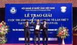 Ông Nguyễn Thế Kỷ, Phó Trưởng ban Tuyên giáo Trung ương và ông Vũ Quốc Khánh, Chủ tịch Hội Nghệ sĩ Nhiếp ảnh Việt Nam trao Huy chương Vàng FIAP cho nội dung ảnh chân dung.