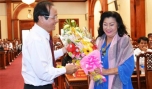 Tiến sĩ Trần Thanh Đức, Phó Chủ tịch UBND tỉnh tặng hoa Nghệ sĩ nhân dân Kim Cương.