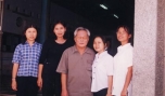Nhà văn Nguyễn Quang Sáng và các cây bút trẻ - Trại sáng tác văn học Trẻ năm 2000.