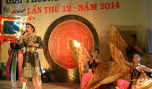 Nghệ sĩ Vũ Luân chào mừng khai mạc Giải thưởng Trần Hữu Trang lần thứ 12 năm 2014 với sáng tác “Dân nước Nam”.