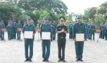 Thượng tá Võ Văn Công, Chính trị viên BCH Quân sự thị xã trao thưởng cho các đơn vị đạt giải.