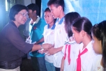 Cô Trần Thị Quý Mão, Phó Giám đốc Sở GD&ĐT trao học bổng cho học sinh Côn Đảo.