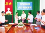 Đ/c Phạm Thành Lễ trao quyết định kết nạp Đảng cho đ/c Phạm Thị Minh Hoàng.
