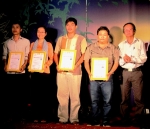 Ông Nguyễn Văn Minh (bìa phải) trao giấy chứng nhận cho các học viên