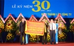Ông Nguyễn Văn Khang, Chủ tịch UBND tỉnh trao tặng bức trướng cho lãnh đạo Công ty CP Đầu tư và Xây dựng Tiền Giang.