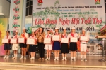 Bà Trần Kim Mai, Phó Chủ tịch tỉnh trao khăn quàng đỏ do Thủ tướng Chính phủ trao tặng các em.