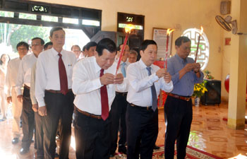Đoàn lãnh đạo tỉnh Tiền Giang thắp hương AHDT Trương Định.