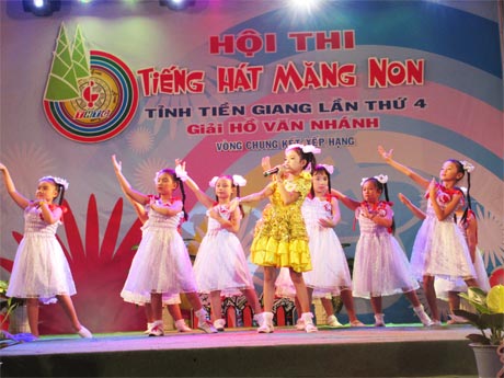 Thí sinh Minh Anh (Trường Tiểu học Thủ Khoa Huân, TP. Mỹ Tho) với bài hát “Em đọc thư Bác Hồ”, đã đoạt giải I của Bảng B.