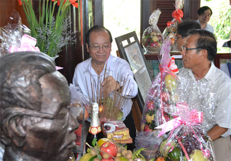 Phó Chủ tịch UBND tỉnh Trần Thanh Đức thắp hương tưởng niệm nhà văn Sơn Nam.