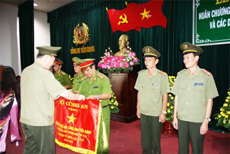 Trung tướng Tô Lâm - UV BCH TW Đảng, Thứ trưởng Bộ Công an trao Cờ của Bộ CA tặng các đơn vị dẫn đầu phong trào thi đua Vì ANTQ cấp cơ sở tại lễ tổng kết công tác năm 2012.