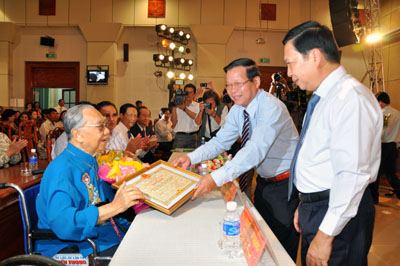 Bí thư Tỉnh ủy Trần Thế Ngọc và Chủ tịch UBND tỉnh Nguyễn Văn Khang trao bằng khen cho GS.TS Trần Văn Khê.