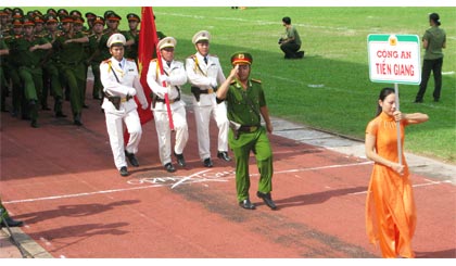 Đội Công an Tiền Giang diễu hành qua lễ đài.