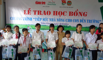 Bà Đồng Thị Bạch Tuyết, Chủ tịch Hội khuyến học tỉnh trao học bổng cho các em.