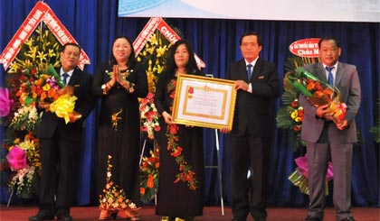 Bà Trần Kim Mai, Phó Chủ tịch Thường trực UBND tỉnh trao Huân chương Lao động hạng Nhất cho Đài Phát thanh và Truyền hình Tiền Giang.
