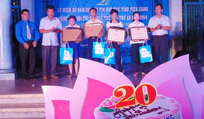 Ban tổ chức trao giải Nhất cho các thí sinh.
