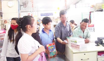 Nhiều phụ huynh, học sinh mua sắm dụng cụ học tập, chủ yếu là hàng Việt Nam (ảnh chụp tại Nhà sách Hùng Vương, TP. Mỹ Tho).