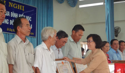 Bà Đồng Thị Bạch Tuyết- CT Hội Khuyên học TG trao bằng công nhận gia đinh hiếu học ở GCĐ.