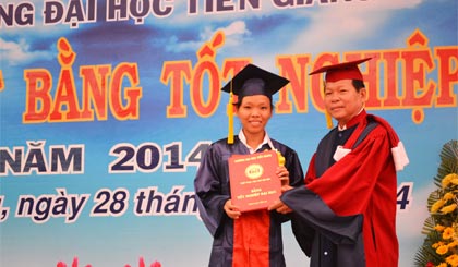 Ông Nguyễn Văn Khang, Chủ tịch UBND tỉnh trao Bằng tốt nghiệp cho sinh viên.