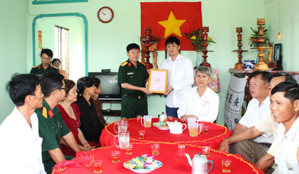 Thượng tá Nguyễn Văn Vũ – Phó CNCT Bộ CHQS tỉnh trao quết định nhà tình nghĩa cho gia đình chính sách ở huyện tân Phú Đông