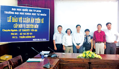 NCS Trần Hồng Mơ (thứ 3 từ trái qua) tại Lễ bảo vệ Luận án Tiến sĩ cấp chuyên môn.