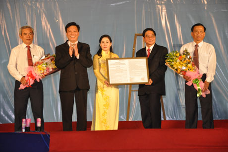 Ông Nguyễn Duy Thăng, Thứ trưởng Bộ Nội vụ trao Nghị quyết 130/NQ-CP của Chính phủ cho lãnh đạo thị xã Cai Lậy và huyện Cai Lậy.