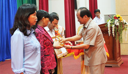 Ông Trần Thanh Đức, Phó Chủ tịch UBND tỉnh trao Bằng khen cho các tập thể và cá nhân. 
