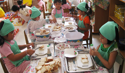 Trẻ “học làm bánh” trong giờ “hoạt động gốc” của Trường MN Hùng Vương.