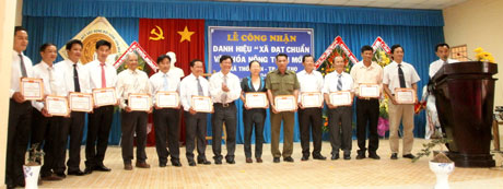 Khen thưởng những tập thể, cá nhân đóng góp xây dựng xã đạt chuẩn văn hóa NTM xã Thới Sơn.