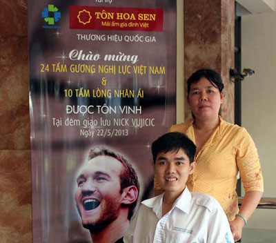 Chung Tú và mẹ là chị Chung Thị Do, trong đêm giao lưu với Nick Vujicic.