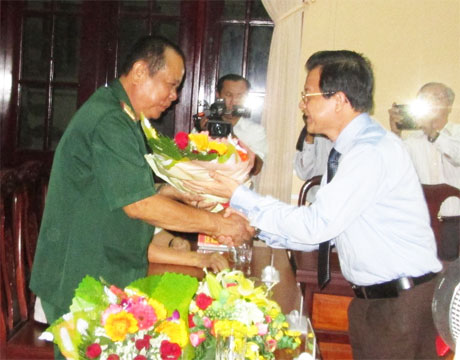 Phó Bí thư Tỉnh ủy Lê Hồng Quang tặng hoa cho Thiếu tướng Nguyễn Văn Lưỡng.