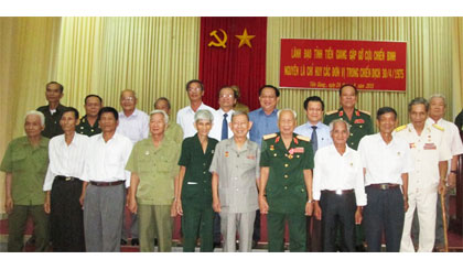 Lãnh đạo tỉnh chụp ảnh lưu niệm với các cựu chiến binh nguyên là chỉ huy các đơn vị trong Chiến dịch Hồ Chí Minh lịch sử, tiến vào giải phóng Mỹ Tho.