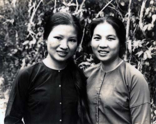 Nhà thơ Hà Phương và nhà văn Trần Thị Thắng chụp ảnh ở báo Văn nghệ giải phóng Lò Gò Tây Ninh ngày 18/04/1975