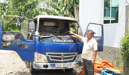 Ông Đặng Văn Ngọc và chiếc xe tải bị phát hỏa nửa đêm.