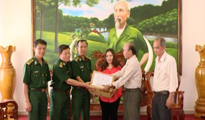 Ông Nguyễn Chí Định, phó giám đốc Sở Thông tin và Truyền thông trao sách cho Bộ đội Biên phòng Tiền Giang.BMP