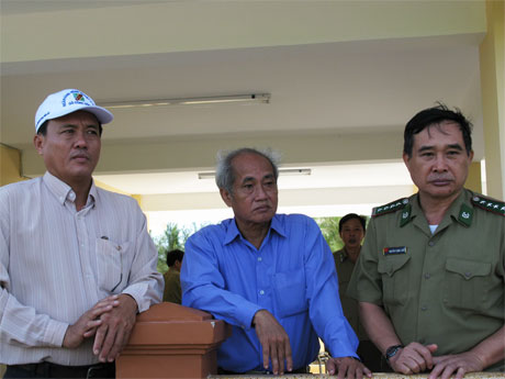 Phó Chủ tịch UBND tỉnh Lê Văn Nghĩa (bìa trái) trong chuyến khảo sát tại cồn Ngang. Ảnh: Đoàn Phát.