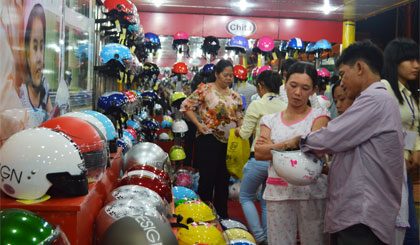 Người tiêu dùng ngày càng tin dùng hàng Việt (ảnh chụp tại Hội chợ Hàng Việt Nam chất lượng cao tổ chức ở TP. Mỹ Tho năm 2014). 