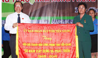 Ông Trần Thanh Đức, Phó Chủ tịch UBND tỉnh trao bức trướng của UBND tỉnh tặng Hội Cựu Thanh niên xung phong tỉnh. Ảnh: Ngọc Trung