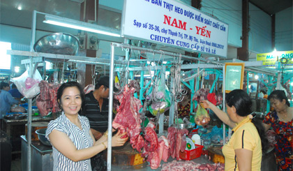 Người tiêu dùng lựa chọn thịt heo tại sạp Nam - Yến.